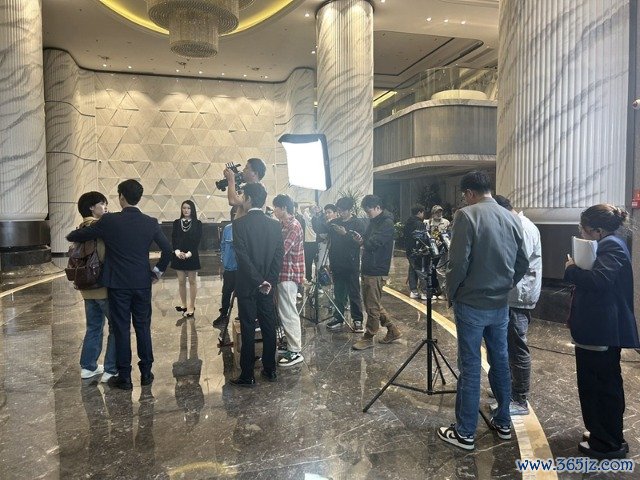 右三为阿坡
